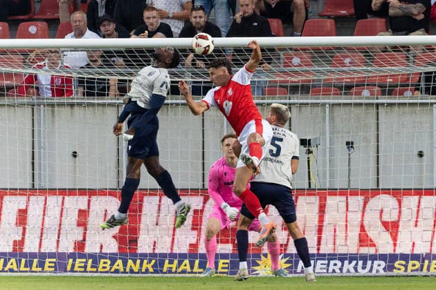 Malik Talabidi (Jena, 12) klärt mit Kopfball gegen Soufian Benyamina (HFC, 90), Hallescher FC vs. FC Carl Zeiss Jena, Fussball, Regionalliga Nordost, 9. Spieltag, Saison 2026 27, 15.09.2026 Halle Leuna Chemie Stadion ST Deutschland
