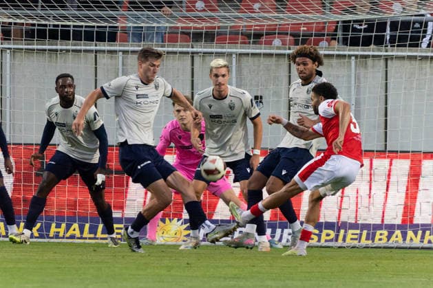 Stanley Ratifo (HFC, 30) scheitert an Jenaer Abwehr, Hallescher FC vs. FC Carl Zeiss Jena, Fussball, Regionalliga Nordost, 9. Spieltag, Saison 2026 27, 15.09.2026 Halle Leuna Chemie Stadion ST Deutschland
