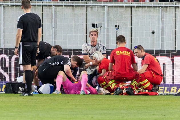 Torwart Marius Liesegang (Jena, 1) wird am Boden liegend behandelt, Verletzung, Hallescher FC vs. FC Carl Zeiss Jena, Fussball, Regionalliga Nordost, 9. Spieltag, Saison 2026 27, 15.09.2026 Halle Leuna Chemie Stadion ST Deutschland