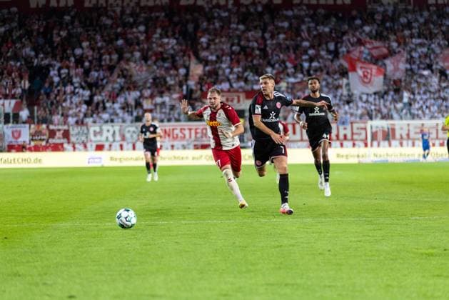 15.09.2026, Fussball, GER, Saison, 3.Liga, Saision 2026 2027, 06. Spieltag, SSV Jahn Regensburg - Fortuna Düsseldorf Lucas Hermes (SSV Jahn Regensburg) gegen Erik Wekesser (Düsseldorf) DFL REGULATIONS PROHIBIT ANY USE OF PHOTOGRAPHS AS IMAGE SEQUENCES AND OR QUASI-VIDEO.