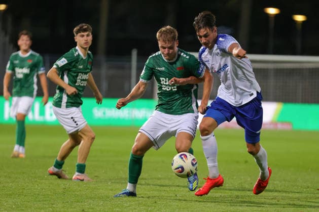 15.09.2026, Fussball, Herren, Saison 2026 2027, Regionalliga Bayern, 9. Spieltag: FC Schweinfurt 05 - FV Illertissen Von links: Gil Ebner (FC Schweinfurt 05, 08) im Duell mit Eduard Hackmann (FV Illertissen, 23) Schweinfurt Riedel-Bau-Arena im Sachs-Stadio Bayern Unterfranken Deutschland
