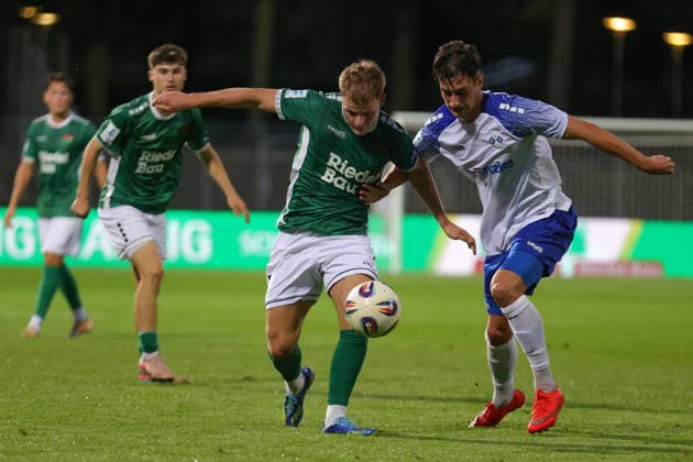 15.09.2026, Fussball, Herren, Saison 2026 2027, Regionalliga Bayern, 9. Spieltag: FC Schweinfurt 05 - FV Illertissen Von links: Gil Ebner (FC Schweinfurt 05, 08) im Duell mit Eduard Hackmann (FV Illertissen, 23) Schweinfurt Riedel-Bau-Arena im Sachs-Stadio Bayern Unterfranken Deutschland