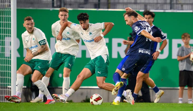 15.09.2025 - Fussball - Saison 2025 2026 - Regionalliga Bayern - 09. Spieltag: SpVgg Greuther Fürth Fuerth II U23 ( Kleeblatt ) - TSV 1860 München ( Löwen ) - - xwoxzix - von links : Yannick Scholz (14, SpVgg Greuther Fürth II ) Elias Benkara (15, SpVgg Greuther Fürth II ) Omar Abdel Mageed (6, SpVgg Greuther Fürth II ) Michael Eberwein (13, TSV 1860 München )