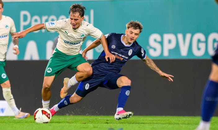 15.09.2025 - Fussball - Saison 2025 2026 - Regionalliga Bayern - 09. Spieltag: SpVgg Greuther Fürth Fuerth II U23 ( Kleeblatt ) - TSV 1860 München ( Löwen ) - - xwoxzix - Olgherto Balliu (40, SpVgg Greuther Fürth II ) Mark Gevorgyan (24, TSV 1860 München )