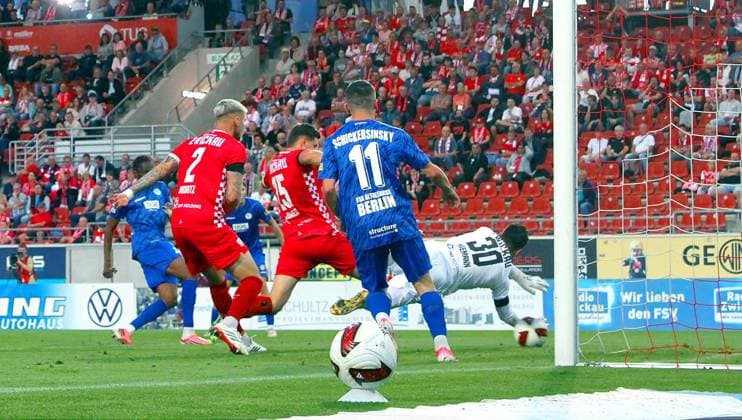 Sydney Sylla (Altglienicke, hinten links) überwindet Torhüter Lucas Hiemann (Zwickau) zum 0:1; weiter von links: Ben-Luca Moritz (Zwickau) , Sonny Ziemer (Zwickau) und Dominik Schickersinsky (Altglienicke) Fußball Regionalliga Nordost 2026 27 FSV Zwickau - VSG Altglienicke am 15.9.2026 FSV Zwickau - VSG Altglienicke