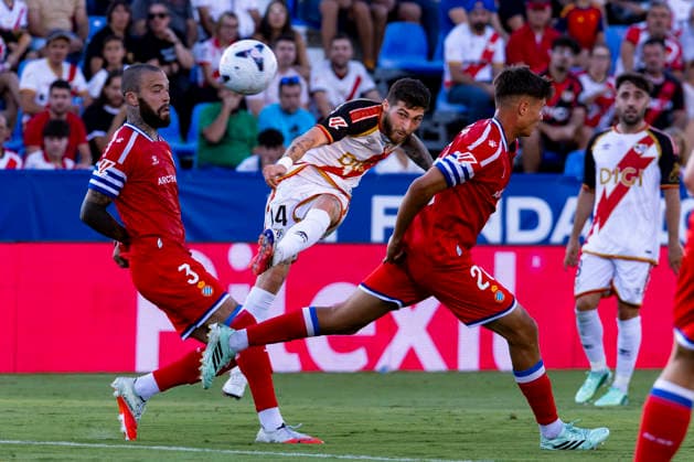 Rayo Vallecano v Espanyol - La Liga EA Sports 2026 27 September 15, 2026, Estadio Butarque, Leganes, Madrid, Spain: Heorhii Tsitaishvili of Rayo Vallecano shoots to the target while is defended by Quilindschy Hartman and Rafael Bauza during La Liga EA Sports match between Rayo Vallecano and Espanyol at Estadio Butarque on September 15, 2026 in Leganes, Madrid, Spain. Leganes Estadio Butarque Madrid Spain Copyright: xAlejandroxMatiasxAcostax