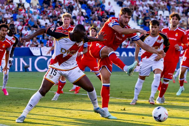 Rayo Vallecano v Espanyol - La Liga EA Sports 2026 27 September 15, 2026, Estadio Butarque, Leganes, Madrid, Spain: Urko Gonzalez of Espanyol rejects the ball while is defended by Mujaid Sadick of Rayo Vallecano during La Liga EA Sports match between Rayo Vallecano and Espanyol at Estadio Butarque on September 15, 2026 in Leganes, Madrid, Spain. Leganes Estadio Butarque Madrid Spain Copyright: xAlejandroxMatiasxAcostax