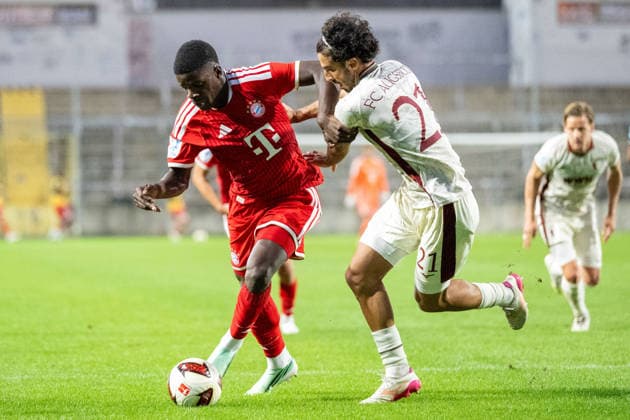 Cassiano Tomas Kiala 4 (FC Bayern Muenchen Amatuere), Nick Rasoulinia 21 (FC Augsburg II), FC Bayern II vs. FC Augsburg II, Fussball, Regionalliga Bayern, 9. Spieltag, 15.09.2026 DFB regulations prohibit any use of photographs as image sequences and or quasi-video Muenchen Bayern Deutschland
