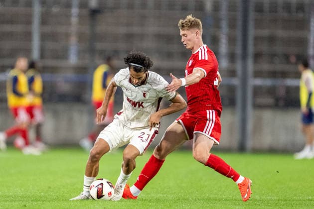 Nick Rasoulinia 21 (FC Augsburg II), Anton Heinz 10 (FC Bayern Muenchen Amatuere), FC Bayern II vs. FC Augsburg II, Fussball, Regionalliga Bayern, 9. Spieltag, 15.09.2026 DFB regulations prohibit any use of photographs as image sequences and or quasi-video Muenchen Bayern Deutschland