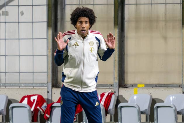 Cheftrainer Dante Bonfim Costa Santos (FC Bayern Muenchen Amatuere) erschrocken, FC Bayern II vs. FC Augsburg II, Fussball, Regionalliga Bayern, 9. Spieltag, 15.09.2026 DFB regulations prohibit any use of photographs as image sequences and or quasi-video Muenchen Bayern Deutschland