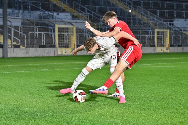 Regionalliga Bayern; FC Bayern München II - FC Augsburg II; 15.09.2026 MUNICH, GERMANY; 15. SEPTEMBER: im Duell Felix GUHA (FC Augsburg II 13) und Matous SRB (FC Bayern München II 11) während dem Match der Regionalliga Bayern zwischen den Amateuren des FC Bayern und dem FC Augsburg II am 9. Spieltag im Grünwalder Stadion Copyright: xBEAUTIFULxSPORTS Goldbergx