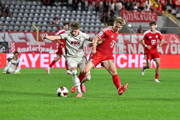 Regionalliga Bayern; FC Bayern München II - FC Augsburg II; 15.09.2026 MUNICH, GERMANY; 15. SEPTEMBER: im Duell Felix GUHA (FC Augsburg II 13) und Anton HEINZ (FC Bayern München II 10) während dem Match der Regionalliga Bayern zwischen den Amateuren des FC Bayern und dem FC Augsburg II am 9. Spieltag im Grünwalder Stadion Copyright: xBEAUTIFULxSPORTS Goldbergx