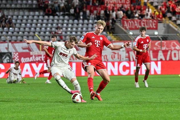 Regionalliga Bayern; FC Bayern München II - FC Augsburg II; 15.09.2026 MUNICH, GERMANY; 15. SEPTEMBER: im Duell Felix GUHA (FC Augsburg II 13) und Anton HEINZ (FC Bayern München II 10) während dem Match der Regionalliga Bayern zwischen den Amateuren des FC Bayern und dem FC Augsburg II am 9. Spieltag im Grünwalder Stadion Copyright: xBEAUTIFULxSPORTS Goldbergx