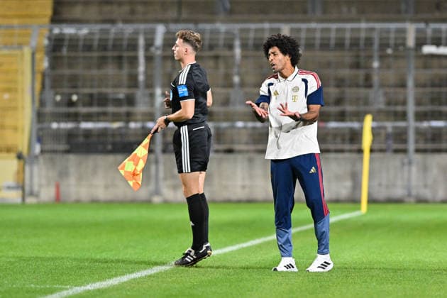 Regionalliga Bayern; FC Bayern München II - FC Augsburg II; 15.09.2026 MUNICH, GERMANY; 15. SEPTEMBER: im Bild ein sichtlich unzufriedener DANTE Bonfim Costa Santos Cheftrainer FC Bayern München II während dem Match der Regionalliga Bayern zwischen den Amateuren des FC Bayern und dem FC Augsburg II am 9. Spieltag im Grünwalder Stadion Copyright: xBEAUTIFULxSPORTS Goldbergx