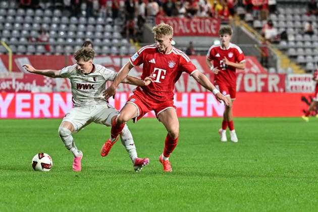 Regionalliga Bayern; FC Bayern München II - FC Augsburg II; 15.09.2026 MUNICH, GERMANY; 15. SEPTEMBER: im Duell Felix GUHA (FC Augsburg II 13) und Anton HEINZ (FC Bayern München II 10) während dem Match der Regionalliga Bayern zwischen den Amateuren des FC Bayern und dem FC Augsburg II am 9. Spieltag im Grünwalder Stadion Copyright: xBEAUTIFULxSPORTS Goldbergx