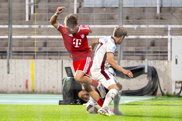 Matous Srb 11 (FC Bayern Muenchen Amatuere), Bentley Baxter Bahn 17 (FC Augsburg II), FC Bayern II vs. FC Augsburg II, Fussball, Regionalliga Bayern, 9. Spieltag, 15.09.2026 DFB regulations prohibit any use of photographs as image sequences and or quasi-video Muenchen Bayern Deutschland