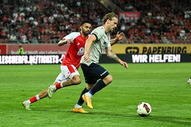 Fußball I Herren I Saison 2026-2027 I Regionalliga I 9. Spieltag I Hallescher FC - FC Carl Zeiss Jena I 15.09.2026 Stanley Ratifo (30, Hallescher FC) und Nils Butzen (26, FC Carl Zeiss Jena) im Zweikampf um den Ball Halle (Saale) Leuna-Chemie-Stadion Sachsen-Anhalt Deutschland Copyright: xLobeca InesxHähnelx
