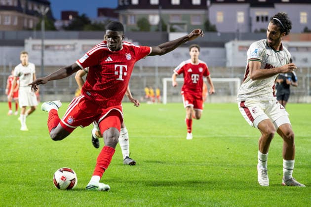 Cassiano Tomas Kiala 4 (FC Bayern Muenchen Amatuere), Nick Rasoulinia 21 (FC Augsburg II), FC Bayern II vs. FC Augsburg II, Fussball, Regionalliga Bayern, 9. Spieltag, 15.09.2026 DFB regulations prohibit any use of photographs as image sequences and or quasi-video Muenchen Bayern Deutschland