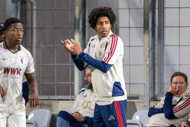 Cheftrainer Dante Bonfim Costa Santos (FC Bayern Muenchen Amatuere) klatscht, FC Bayern II vs. FC Augsburg II, Fussball, Regionalliga Bayern, 9. Spieltag, 15.09.2026 DFB regulations prohibit any use of photographs as image sequences and or quasi-video Muenchen Bayern Deutschland