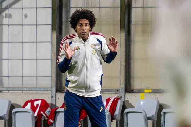 Cheftrainer Dante Bonfim Costa Santos (FC Bayern Muenchen Amatuere) erschrocken, FC Bayern II vs. FC Augsburg II, Fussball, Regionalliga Bayern, 9. Spieltag, 15.09.2026 DFB regulations prohibit any use of photographs as image sequences and or quasi-video Muenchen Bayern Deutschland