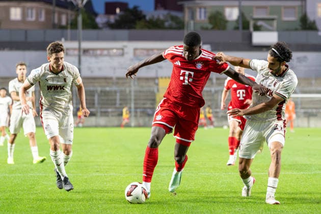 Cassiano Tomas Kiala 4 (FC Bayern Muenchen Amatuere), Nick Rasoulinia 21 (FC Augsburg II), FC Bayern II vs. FC Augsburg II, Fussball, Regionalliga Bayern, 9. Spieltag, 15.09.2026 DFB regulations prohibit any use of photographs as image sequences and or quasi-video Muenchen Bayern Deutschland