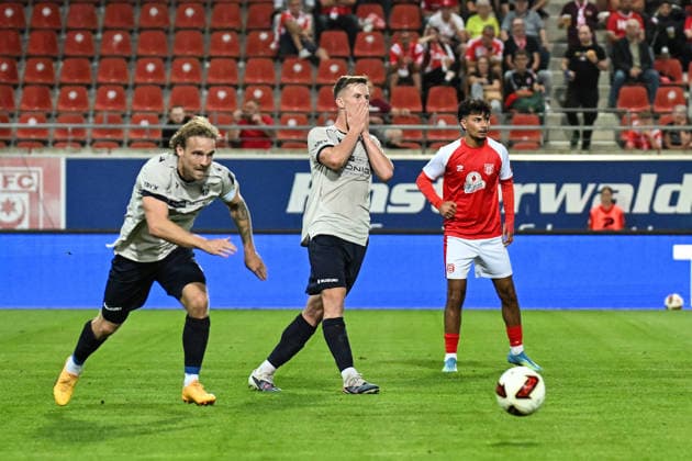 Fußball I Herren I Saison 2026-2027 I Regionalliga I 9. Spieltag I Hallescher FC - FC Carl Zeiss Jena I 15.09.2026 Luca Wollschläger (11, FC Carl Zeiss Jena) (Mitte) schlägt die Hände nach einer verpassten Torchance vor das Gesicht. Halle (Saale) Leuna-Chemie-Stadion Sachsen-Anhalt Deutschland Copyright: xLobeca InesxHähnelx