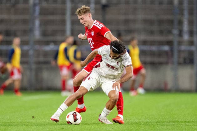 Anton Heinz 10 (FC Bayern Muenchen Amatuere), Nick Rasoulinia 21 (FC Augsburg II), FC Bayern II vs. FC Augsburg II, Fussball, Regionalliga Bayern, 9. Spieltag, 15.09.2026 DFB regulations prohibit any use of photographs as image sequences and or quasi-video Muenchen Bayern Deutschland