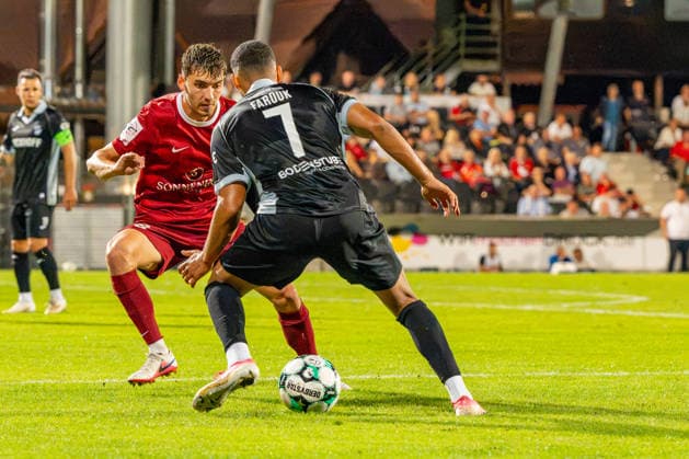 3. Liga: SG Sonnenhof Großaspach vs. Sportclub Verl; 15.09.2026 Aspach, GERMANY - 15. September 2026: Elias Rahn (SG Sonnenhof Großaspach, 8) gegen Amin Farouk (Sportclub Verl, 7) im Zweikampf während dem Match zwischen dem SG Sonnenhof Großaspach und dem Sportclub Verl am 06. Spieltag der 3. Liga in der WIRmachenDRUCK Arena. Copyright: xBEAUTIFULxSPORTS Steinx