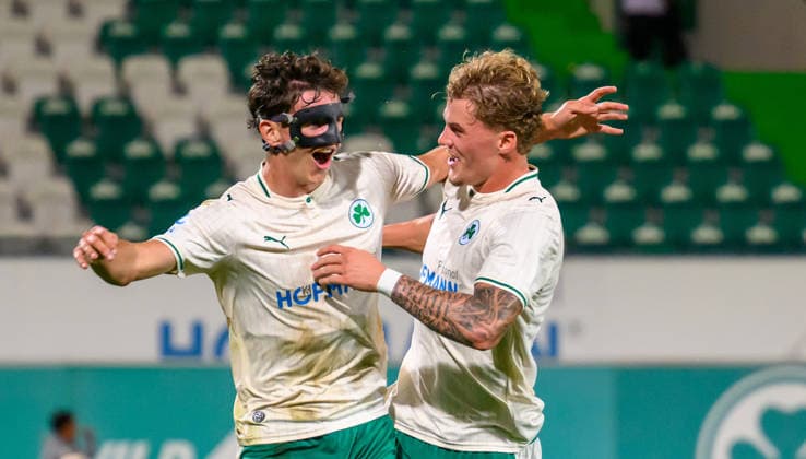 15.09.2025 - Fussball - Saison 2025 2026 - Regionalliga Bayern - 09. Spieltag: SpVgg Greuther Fürth Fuerth II U23 ( Kleeblatt ) - TSV 1860 München ( Löwen ) - - xwoxzix - Torjubel Jubel Freude nach Treffer Tor Torschuß zum 1:1 durch Jakob Engel (35, SpVgg Greuther Fürth II ) - Jakob Engel (35, SpVgg Greuther Fürth II ) Loris Giandomenico (17, SpVgg Greuther Fürth II )