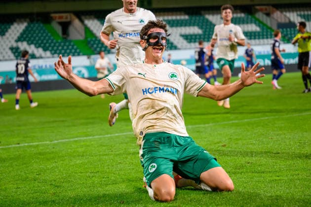 15.09.2025 - Fussball - Saison 2025 2026 - Regionalliga Bayern - 09. Spieltag: SpVgg Greuther Fürth Fuerth II U23 ( Kleeblatt ) - TSV 1860 München ( Löwen ) - - xwoxzix - Torjubel Jubel Freude nach Treffer Tor Torschuß zum 1:1 durch Jakob Engel (35, SpVgg Greuther Fürth II ) -