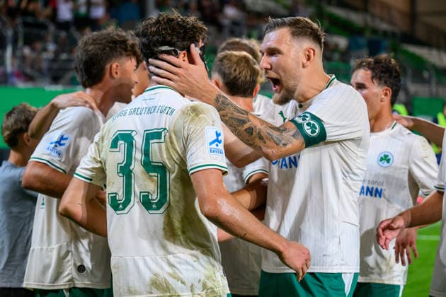 15.09.2025 - Fussball - Saison 2025 2026 - Regionalliga Bayern - 09. Spieltag: SpVgg Greuther Fürth Fuerth II U23 ( Kleeblatt ) - TSV 1860 München ( Löwen ) - - xwoxzix - Torjubel Jubel Freude nach Treffer Tor Torschuß zum 1:1 durch Jakob Engel (35, SpVgg Greuther Fürth II ) - Jakob Engel (35, SpVgg Greuther Fürth II ) Yannick Scholz (14, SpVgg Greuther Fürth II )