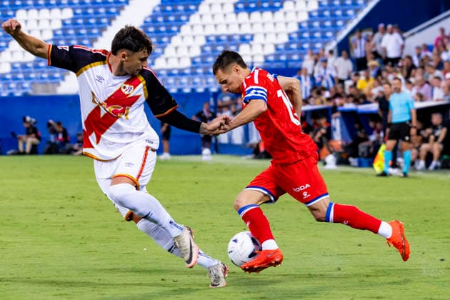 Rayo Vallecano v Espanyol - La Liga EA Sports 2026 27 September 15, 2026, Estadio Butarque, Leganes, Madrid, Spain: Bryan Zaragoza Martinez of Espanyol is defended by Andrei Ratiu of Rayo Vallecano during La Liga EA Sports match between Rayo Vallecano and Espanyol at Estadio Butarque on September 15, 2026 in Leganes, Madrid, Spain. Leganes Estadio Butarque Madrid Spain Copyright: xAlejandroxMatiasxAcostax