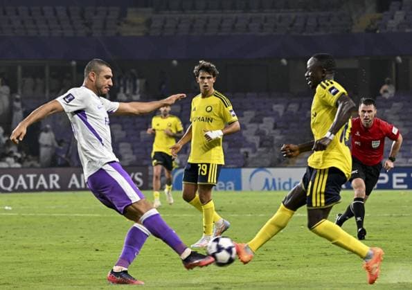 Al Ain v Al-Nassr - AFC Champions League AL AIN, UNITED ARAB EMIRATES - SEPTEMBER 15: Al-Nassr s Sadio Mane battles with opponents during the AFC Champions League match between Al Ain and Al-Nassr at Hazza Bin Zayed Stadium in Al Ain, United Arab Emirates, on September 15, 2026. Hassan al Raisi Anadolu Abu Dhabi United Arab Emirates. Editorial use only. Please get in touch for any other usage.  Copyright: x2026xAnadoluxHassanxalxRaisix
