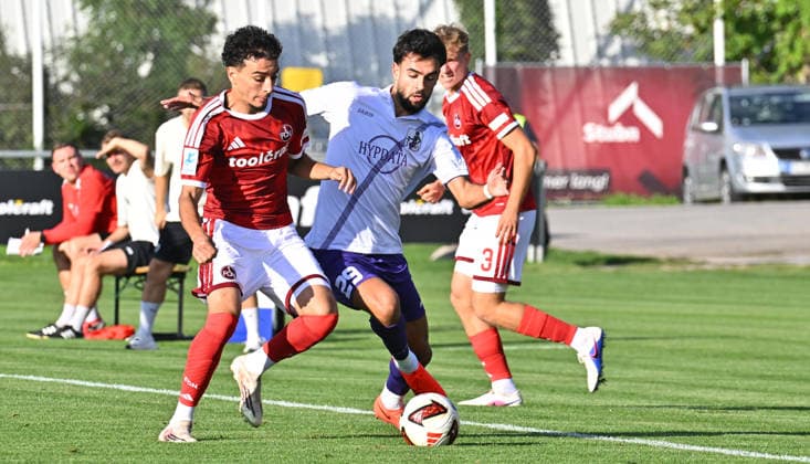 15.09.2025 - Fussball - Saison 2025 2026 - Regionalliga Bayern - 09. Spieltag: 1. FC Nürnberg II FCN ( Club) - TSV Schwaben Augsburg - MeZi - xmexzix - Nizar Üstel Uestel (21, 1. FC Nürnberg FCN II ) Ante Banden (29, Schwaben Augsburg, rechts )