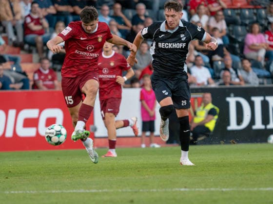 Antonis Aidonis (SG Sonnenhof Grossaspach, 15) klaert vor Tim Heike (SC Verl, 25) GER, Fussball, SG Sonnenhof Grossaspach vs. SC Verl, 3. Liga, 6. Spieltag, Aspach, Saison 2026 2027, 15.09.2026 GER, Fussball, SG Sonnenhof Grossaspach vs. SC Verl, 3. Liga, 6. Spieltag, Saison 2026 2027, 15.09.2026 Aspach Copyright: xCarstenxSchweringx EP_CSG