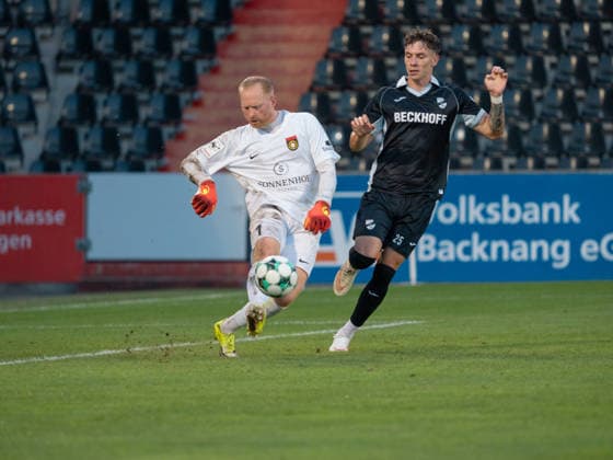 Torwart Maximilian Reule (SG Sonnenhof Grossaspach, 01) klaert vor Tim Heike (SC Verl, 25) GER, Fussball, SG Sonnenhof Grossaspach vs. SC Verl, 3. Liga, 6. Spieltag, Aspach, Saison 2026 2027, 15.09.2026 GER, Fussball, SG Sonnenhof Grossaspach vs. SC Verl, 3. Liga, 6. Spieltag, Saison 2026 2027, 15.09.2026 Aspach Copyright: xCarstenxSchweringx EP_CSG