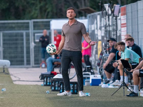 Trainer Orest Shala (SC Verl) mit Ball in der Hand GER, Fussball, SG Sonnenhof Grossaspach vs. SC Verl, 3. Liga, 6. Spieltag, Aspach, Saison 2026 2027, 15.09.2026 GER, Fussball, SG Sonnenhof Grossaspach vs. SC Verl, 3. Liga, 6. Spieltag, Saison 2026 2027, 15.09.2026 Aspach Copyright: xCarstenxSchweringx EP_CSG