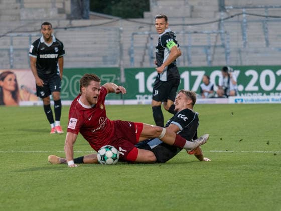 Zweikampf Tim Rossmann (SG Sonnenhof Grossaspach, 11) gegen Nick Seidel (SC Verl, 05) beide am Boden, Rasen GER, Fussball, SG Sonnenhof Grossaspach vs. SC Verl, 3. Liga, 6. Spieltag, Aspach, Saison 2026 2027, 15.09.2026 GER, Fussball, SG Sonnenhof Grossaspach vs. SC Verl, 3. Liga, 6. Spieltag, Saison 2026 2027, 15.09.2026 Aspach Copyright: xCarstenxSchweringx EP_CSG
