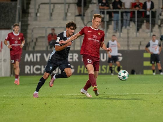 Zweikampf Loris Maier (SG Sonnenhof Grossaspach, 27) behauptet den Ball vor Antonio Foti (SC Verl, 26) GER, Fussball, SG Sonnenhof Grossaspach vs. SC Verl, 3. Liga, 6. Spieltag, Aspach, Saison 2026 2027, 15.09.2026 GER, Fussball, SG Sonnenhof Grossaspach vs. SC Verl, 3. Liga, 6. Spieltag, Saison 2026 2027, 15.09.2026 Aspach Copyright: xCarstenxSchweringx EP_CSG