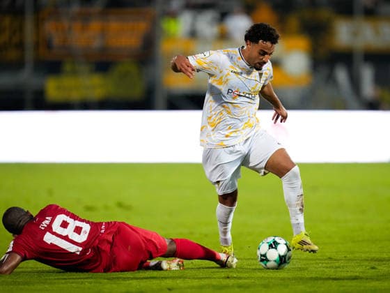Franck Evina (FC Wuerzburger Kickers, 18) im Zweikampf mit Mehdi Loune (TSV Alemannia Aachen, 10) GER, FC Wuerzburger Kickers vs TSV Alemannia Aachen, 3. Liga, 6. Spieltag, Saison 2026-27, AKON Arena, Wuerzburg, 15.09.2026 Wuerzburger Kickers vs Alemannia Aachen, 3. Liga, 6. Spieltag, Saison 2026-27, 15.09.2026 Wuerzburg Copyright: xEibner-Pressefoto ScottxColemanx EP_SCN