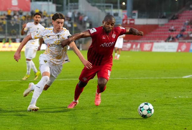 Georg Ermolaev (TSV Alemannia Aachen, 20) im Zweikampf mit Franck Evina (FC Wuerzburger Kickers, 18). GER, FC Wuerzburger Kickers vs TSV Alemannia Aachen, 3. Liga, 6. Spieltag, Saison 2026-27, AKON Arena, Wuerzburg, 15.09.2026 Wuerzburger Kickers vs Alemannia Aachen, 3. Liga, 6. Spieltag, Saison 2026-27, 15.09.2026 Wuerzburg Copyright: xEibner-Pressefoto ScottxColemanx EP_SCN