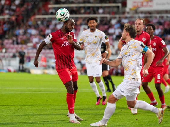 Franck Evina (FC Wuerzburger Kickers, 18) koepft den Ball in der Defensive weg. GER, FC Wuerzburger Kickers vs TSV Alemannia Aachen, 3. Liga, 6. Spieltag, Saison 2026-27, AKON Arena, Wuerzburg, 15.09.2026 Wuerzburger Kickers vs Alemannia Aachen, 3. Liga, 6. Spieltag, Saison 2026-27, 15.09.2026 Wuerzburg Copyright: xEibner-Pressefoto ScottxColemanx EP_SCN