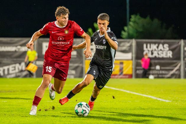 3. Liga: SG Sonnenhof Großaspach vs. Sportclub Verl; 15.09.2026 Aspach, GERMANY - 15. September 2026: Antonis Aidonis (SG Sonnenhof Großaspach, 15) im Zweikampf mit Almin Mesanovic (Sportclub Verl, 30) während dem Match zwischen dem SG Sonnenhof Großaspach und dem Sportclub Verl am 06. Spieltag der 3. Liga in der WIRmachenDRUCK Arena. Copyright: xBEAUTIFULxSPORTS Steinx