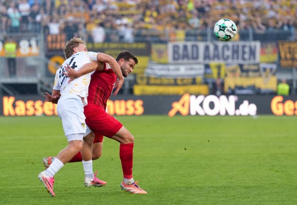 Jonas Oehmichen (TSV Alemannia Aachen, 44) im Zweikampf mit Daniel Haegele (FC Wuerzburger Kickers, 22). GER, FC Wuerzburger Kickers vs TSV Alemannia Aachen, 3. Liga, 6. Spieltag, Saison 2026-27, AKON Arena, Wuerzburg, 15.09.2026 Wuerzburger Kickers vs Alemannia Aachen, 3. Liga, 6. Spieltag, Saison 2026-27, 15.09.2026 Wuerzburg Copyright: xEibner-Pressefoto ScottxColemanx EP_SCN
