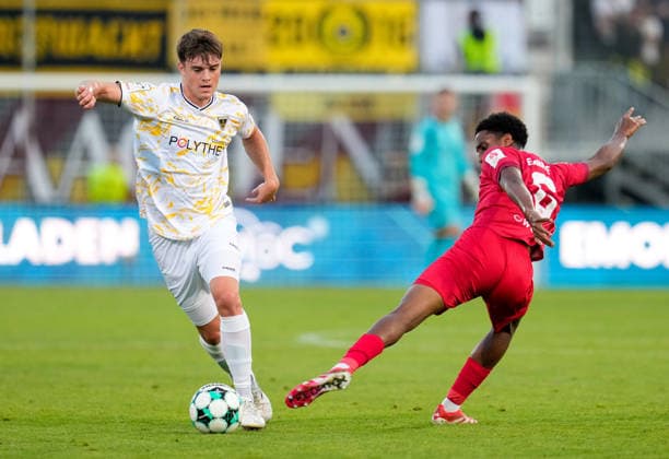 Dylan Leonard (TSV Alemannia Aachen, 4) im Zweikampf mit Namrud Embaye (FC Wuerzburger Kickers, 6). GER, FC Wuerzburger Kickers vs TSV Alemannia Aachen, 3. Liga, 6. Spieltag, Saison 2026-27, AKON Arena, Wuerzburg, 15.09.2026 Wuerzburger Kickers vs Alemannia Aachen, 3. Liga, 6. Spieltag, Saison 2026-27, 15.09.2026 Wuerzburg Copyright: xEibner-Pressefoto ScottxColemanx EP_SCN