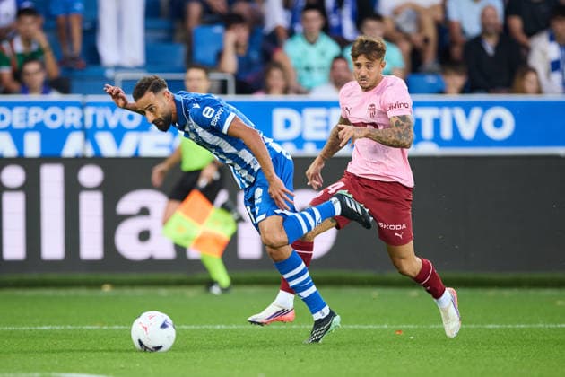 September 15, 2026, Vitoria, Alava, Spain: Abde Rebbach of Deportivo Alaves competes for the ball with Pablo Maffeo of Valencia CF during the LaLiga EA Sports match between Deportivo Alaves and Valencia CF at Mendizorrotza on September 15, 2026, in Vitoria, Spain. Vitoria Spain - ZUMAa181 20260915_zaa_a181_136 Copyright: xRicardoxLarreinax