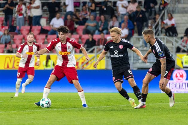 15.09.2026, Fussball, GER, Saison, 3.Liga, Saision 2026 2027, 06. Spieltag, SSV Jahn Regensburg - Fortuna Düsseldorf Nicolas Oliveira (SSV Jahn Regensburg) gegen Andreas Müller (Düsseldorf) DFL REGULATIONS PROHIBIT ANY USE OF PHOTOGRAPHS AS IMAGE SEQUENCES AND OR QUASI-VIDEO.