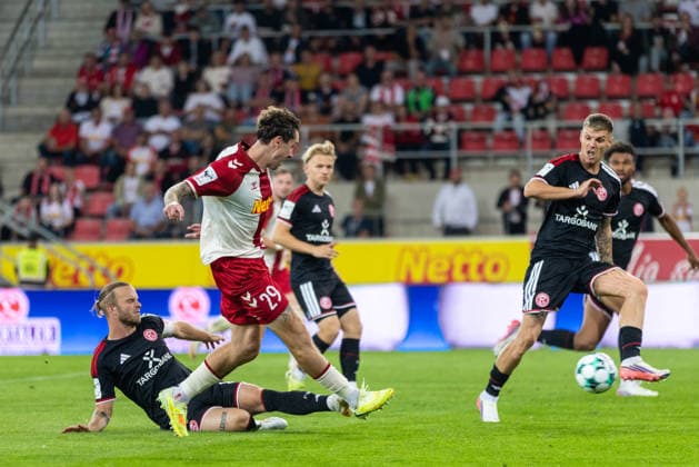 15.09.2026, Fussball, GER, Saison, 3.Liga, Saision 2026 2027, 06. Spieltag, SSV Jahn Regensburg - Fortuna Düsseldorf Adrian Fein (Regensburg) scheitert an Erik Wekesser (Düsseldorf) DFL REGULATIONS PROHIBIT ANY USE OF PHOTOGRAPHS AS IMAGE SEQUENCES AND OR QUASI-VIDEO.