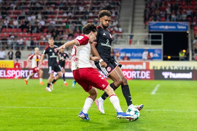 15.09.2026, Fussball, GER, Saison, 3.Liga, Saision 2026 2027, 06. Spieltag, SSV Jahn Regensburg - Fortuna Düsseldorf Nicolas Oliveira (SSV Jahn Regensburg) gegen Elias Aboulguie Egouli (Düsseldorf) DFL REGULATIONS PROHIBIT ANY USE OF PHOTOGRAPHS AS IMAGE SEQUENCES AND OR QUASI-VIDEO.