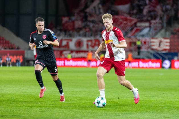 15.09.2026, Fussball, GER, Saison, 3.Liga, Saision 2026 2027, 06. Spieltag, SSV Jahn Regensburg - Fortuna Düsseldorf Malte Karbstein (SSV Jahn Regensburg) am Ball gegen Yassine Bouchama (Düsseldorf) DFL REGULATIONS PROHIBIT ANY USE OF PHOTOGRAPHS AS IMAGE SEQUENCES AND OR QUASI-VIDEO.